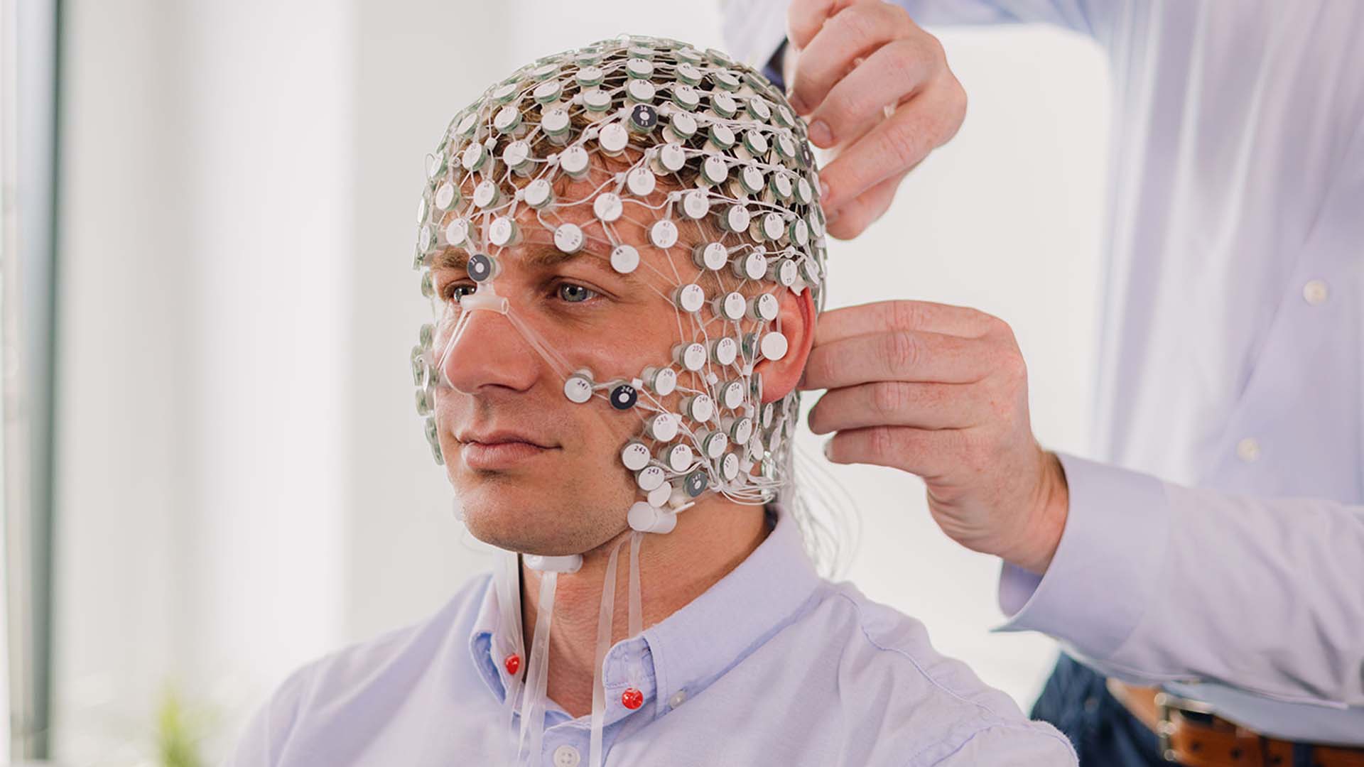 Pose d’un filet EEG haute densité MagstimEGI sur un participant