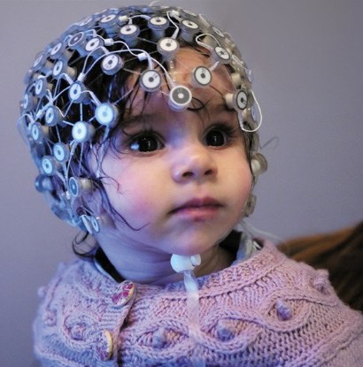 Jeune enfant portant un filet EEG haute densité